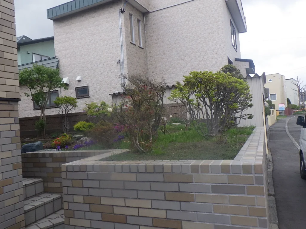 厚別区の住宅リフォーム（庭を駐車場へ）施工前の塀と花壇の写真