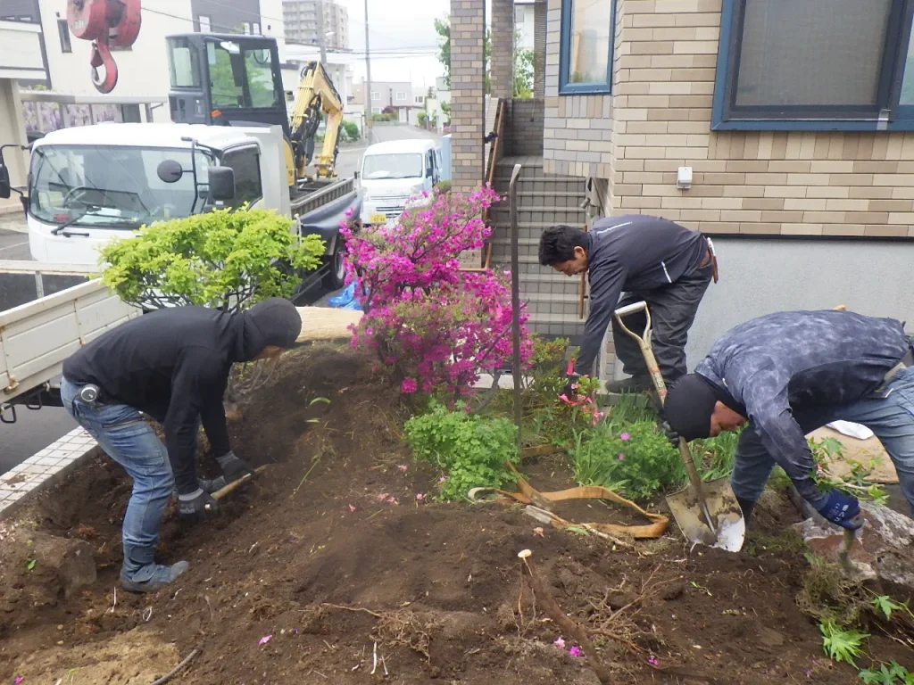 厚別区の住宅リフォーム（庭を駐車場へ）。植栽を掘り起こしている様子