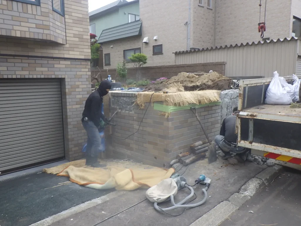 厚別区の住宅リフォーム（庭を駐車場へ）既存のブロック塀を解体している様子
