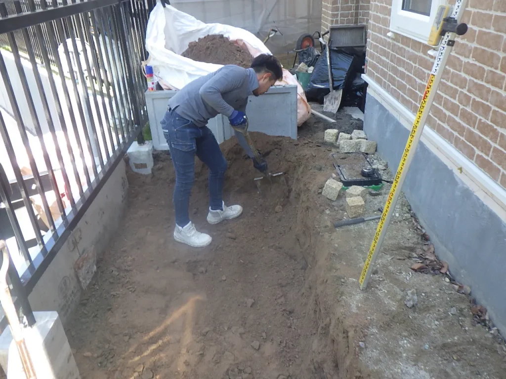豊平区一般住宅のお庭（ピンコロ花壇とティーナタイルでBBQスペース）花壇部分の残土を掘削している様子