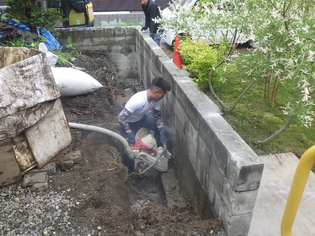 江別市一般住宅の塀を電動丸鋸で解体している様子（塀の裏側）