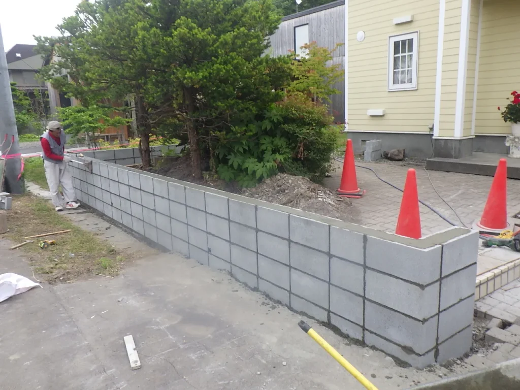江別市一般住宅の塀を新設（ブロックを積み上げた状態）