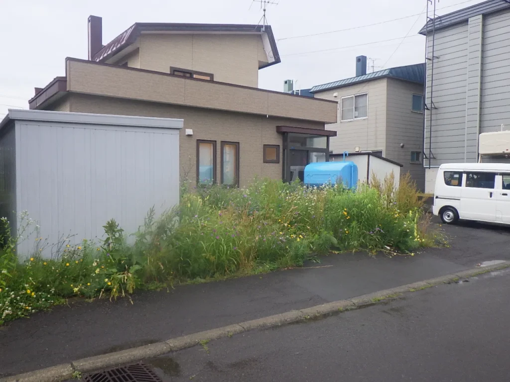 札幌市北区の雑草が生い茂った住宅（斜め前から撮影）ビフォーその2