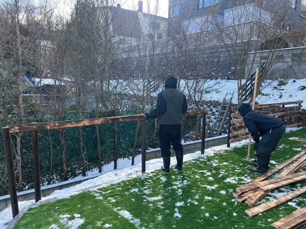 札幌市西区山の手一般住宅に幕板フェンスを設置する様子