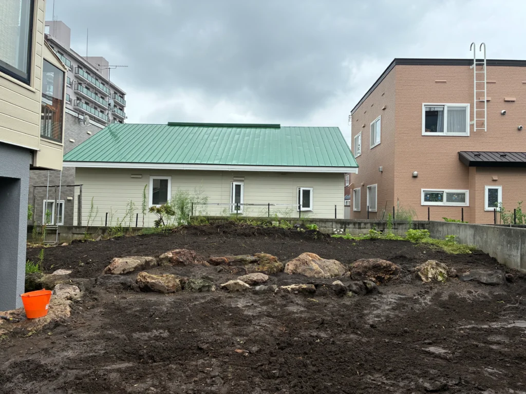 庭の植栽と庭石を撤去（撤去後：札幌市豊平区西岡）