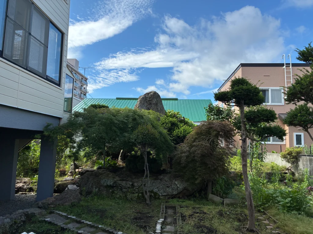 生い茂る植栽と、大きな庭石のお庭（撤去前：札幌市豊平区西岡）