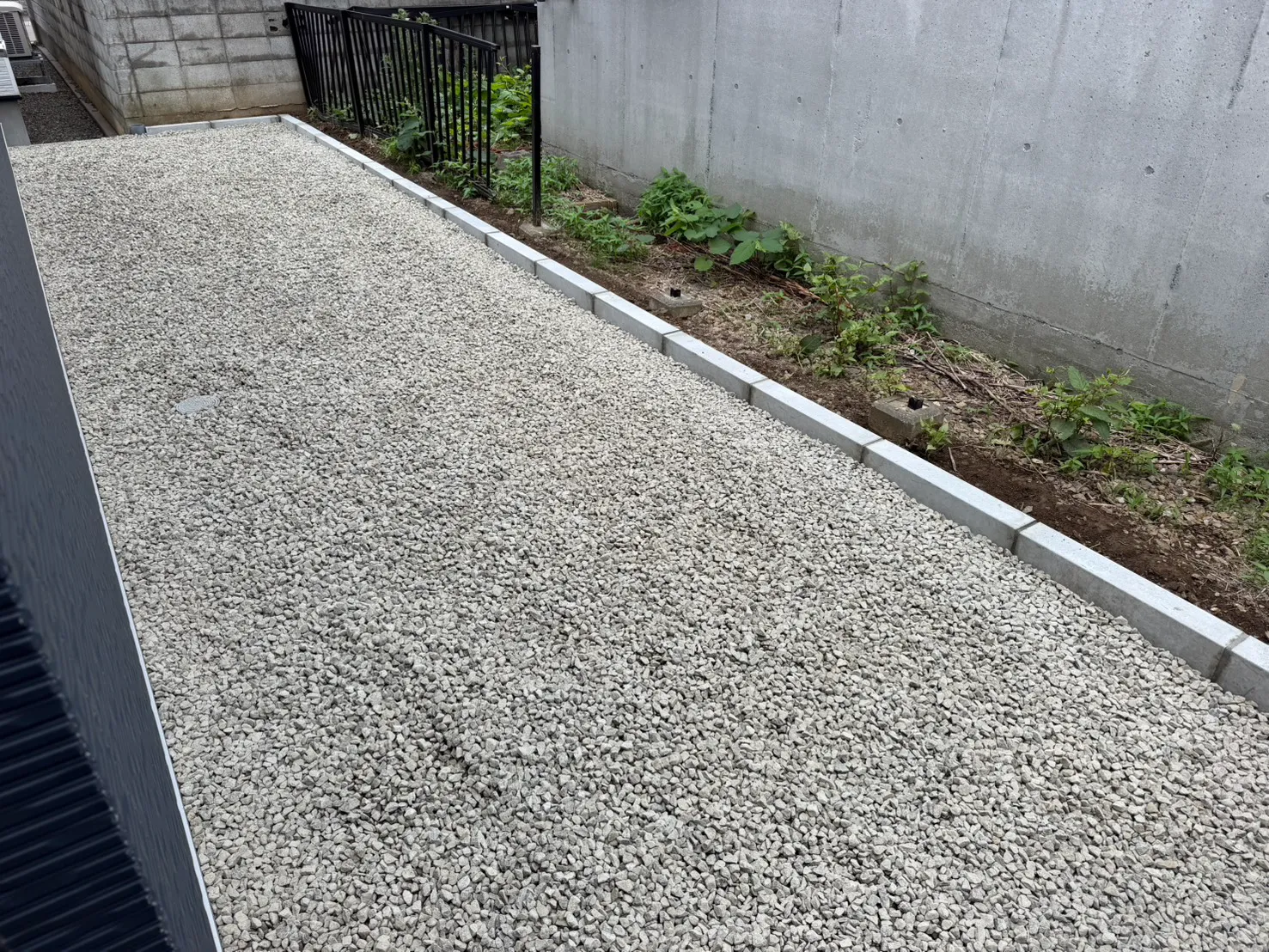 札幌市白石区の住宅(ミンチ石敷設・砂利敷工事後の裏庭の写真)