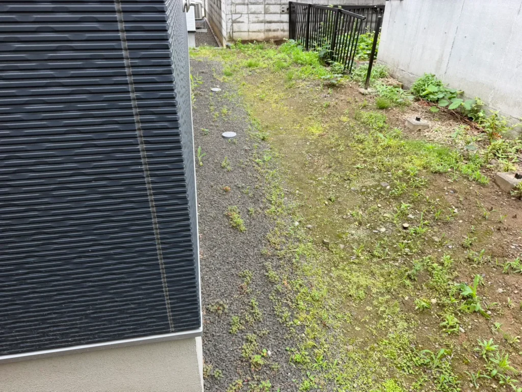 札幌市白石区の住宅(ミンチ石敷設・砂利敷工事前の裏庭の写真)