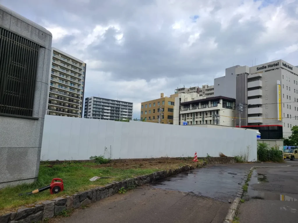 札幌市中央区でシンジュの伐採・抜根が完了し綺麗に整地された敷地